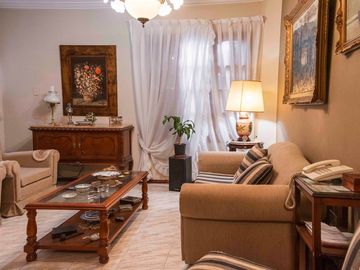 VENTA CASA CATEGORIA BARRIO DALVIAN-CIUDAD-MENDOZA