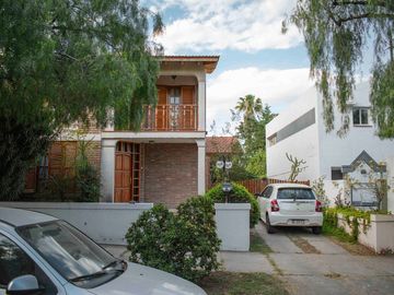 VENTA CASA CATEGORIA BARRIO DALVIAN-CIUDAD-MENDOZA