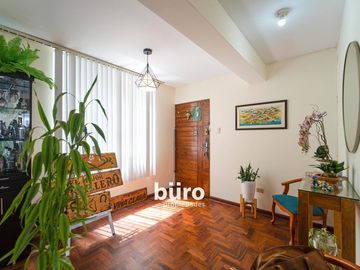 ACOGEDOR DEPARTAMENTO TRIPLEX EN VENTA EN MUY BUENA UBICACION EN MIRAFLORES