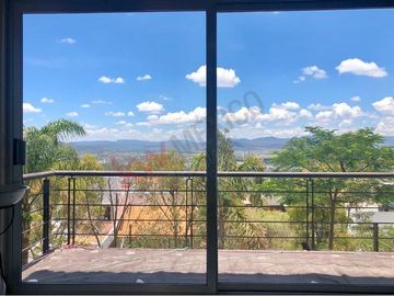 Casa en Venta de tres recamaras y amplio jardín en Vista Real