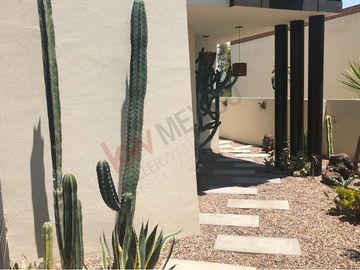 Casa en Venta de tres recamaras y amplio jardín en Vista Real