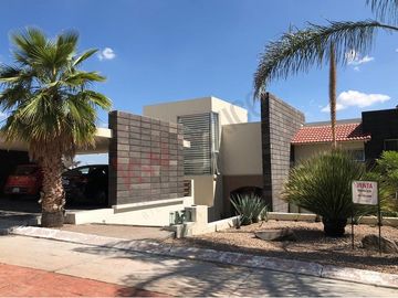 Casa en Venta de tres recamaras y amplio jardín en Vista Real