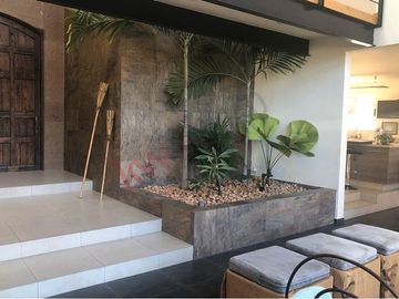 Casa en Venta de tres recamaras y amplio jardín en Vista Real