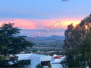 Casa en Venta de tres recamaras y amplio jardín en Vista Real