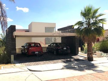 Casa en Venta de tres recamaras y amplio jardín en Vista Real