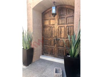 Casa en Venta de tres recamaras y amplio jardín en Vista Real