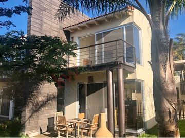 Casa en Venta de tres recamaras y amplio jardín en Vista Real