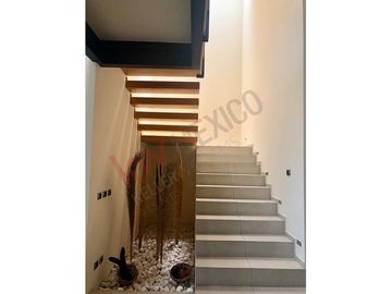 Casa en Venta de tres recamaras y amplio jardín en Vista Real
