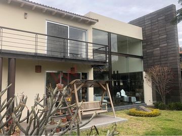 Casa en Venta de tres recamaras y amplio jardín en Vista Real