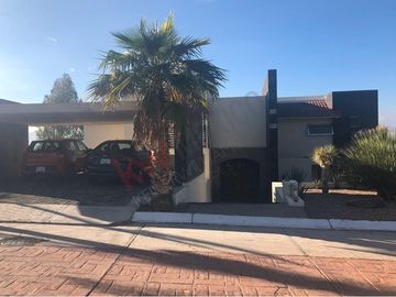 Casa en Venta de tres recamaras y amplio jardín en Vista Real