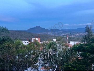 Casa en Venta de tres recamaras y amplio jardín en Vista Real