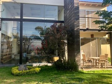 Casa en Venta de tres recamaras y amplio jardín en Vista Real
