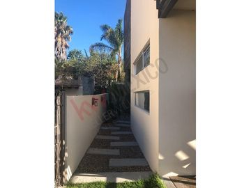 Casa en Venta de tres recamaras y amplio jardín en Vista Real