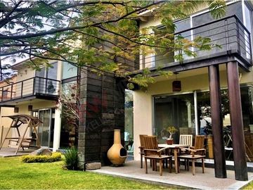 Casa en Venta de tres recamaras y amplio jardín en Vista Real