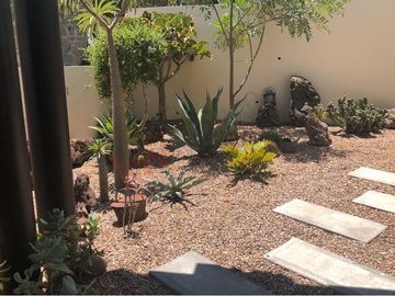 Casa en Venta de tres recamaras y amplio jardín en Vista Real