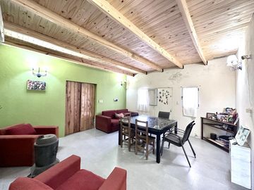 Casa en Venta en terreno de 625 m², 5 ambientes. Garage. Parrilla. Gran parque verde. Barrio Los Naranjos, Zárate