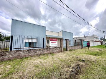 Casa en Venta en terreno de 625 m², 5 ambientes. Garage. Parrilla. Gran parque verde. Barrio Los Naranjos, Zárate