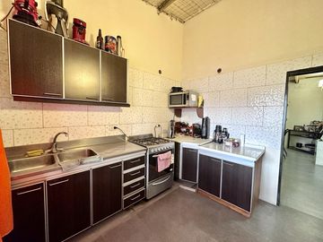 Casa en Venta en terreno de 625 m², 5 ambientes. Garage. Parrilla. Gran parque verde. Barrio Los Naranjos, Zárate