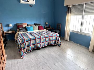 Casa en Venta en terreno de 625 m², 5 ambientes. Garage. Parrilla. Gran parque verde. Barrio Los Naranjos, Zárate