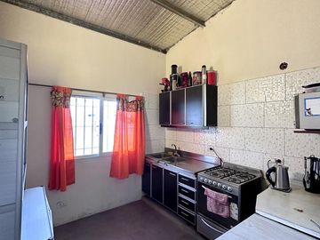 Casa en Venta en terreno de 625 m², 5 ambientes. Garage. Parrilla. Gran parque verde. Barrio Los Naranjos, Zárate
