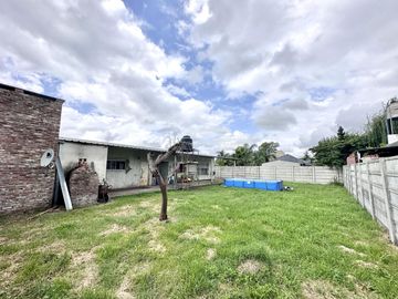 Casa en Venta en terreno de 625 m², 5 ambientes. Garage. Parrilla. Gran parque verde. Barrio Los Naranjos, Zárate