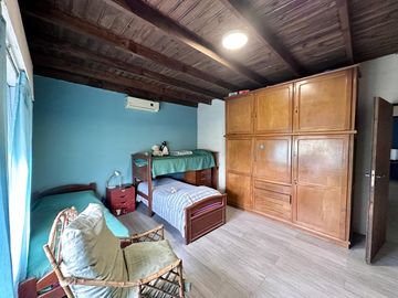 Casa en Venta en terreno de 625 m², 5 ambientes. Garage. Parrilla. Gran parque verde. Barrio Los Naranjos, Zárate