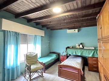 Casa en Venta en terreno de 625 m², 5 ambientes. Garage. Parrilla. Gran parque verde. Barrio Los Naranjos, Zárate