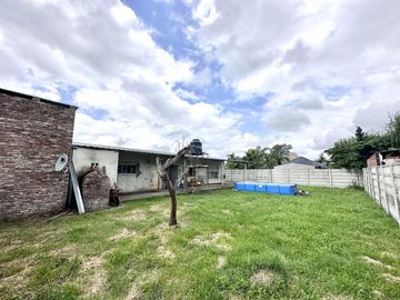 Casa en Venta en terreno de 625 m², 5 ambientes. Garage. Parrilla. Gran parque verde. Barrio Los Naranjos, Zárate