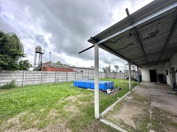 Casa en Venta en terreno de 625 m², 5 ambientes. Garage. Parrilla. Gran parque verde. Barrio Los Naranjos, Zárate