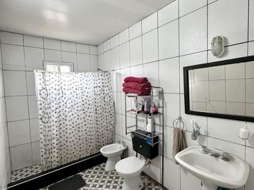 Casa en Venta en terreno de 625 m², 5 ambientes. Garage. Parrilla. Gran parque verde. Barrio Los Naranjos, Zárate