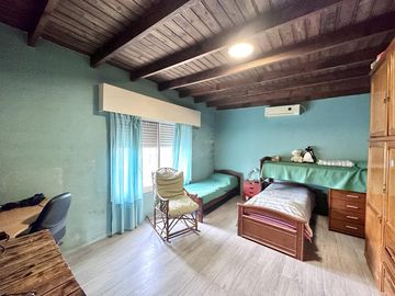 Casa en Venta en terreno de 625 m², 5 ambientes. Garage. Parrilla. Gran parque verde. Barrio Los Naranjos, Zárate