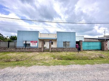 Casa en Venta en terreno de 625 m², 5 ambientes. Garage. Parrilla. Gran parque verde. Barrio Los Naranjos, Zárate