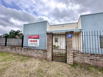 Casa en Venta en terreno de 625 m², 5 ambientes. Garage. Parrilla. Gran parque verde. Barrio Los Naranjos, Zárate