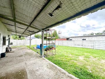 Casa en Venta en terreno de 625 m², 5 ambientes. Garage. Parrilla. Gran parque verde. Barrio Los Naranjos, Zárate