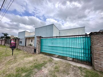 Casa en Venta en terreno de 625 m², 5 ambientes. Garage. Parrilla. Gran parque verde. Barrio Los Naranjos, Zárate