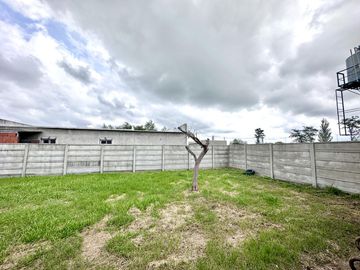 Casa en Venta en terreno de 625 m², 5 ambientes. Garage. Parrilla. Gran parque verde. Barrio Los Naranjos, Zárate