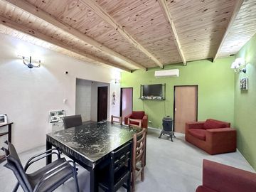 Casa en Venta en terreno de 625 m², 5 ambientes. Garage. Parrilla. Gran parque verde. Barrio Los Naranjos, Zárate