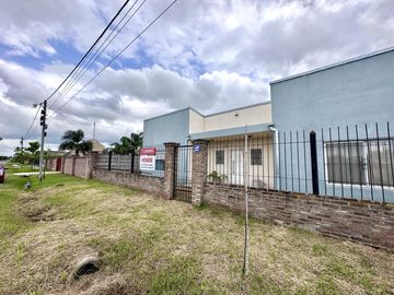 Casa en Venta en terreno de 625 m², 5 ambientes. Garage. Parrilla. Gran parque verde. Barrio Los Naranjos, Zárate