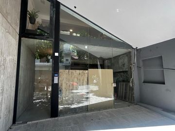 Local importante en exclusivo edificio con diseño MMCV en Villa Pueyrredon, apto gastronomía