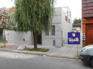 Venta PH 4 Amb.  Pta. Baja en Ramos Mejía - Buen Estado  a Mts. Av. de Mayo  Con Patio y Fdo.
