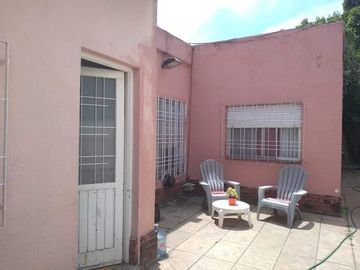 Venta PH 4 Amb.  Pta. Baja en Ramos Mejía - Buen Estado  a Mts. Av. de Mayo  Con Patio y Fdo.