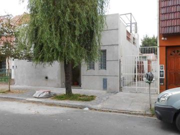 Venta PH 4 Amb.  Pta. Baja en Ramos Mejía - Buen Estado  a Mts. Av. de Mayo  Con Patio y Fdo.