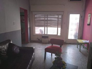 Venta PH 4 Amb.  Pta. Baja en Ramos Mejía - Buen Estado  a Mts. Av. de Mayo  Con Patio y Fdo.