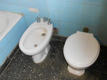 Venta PH 4 Amb.  Pta. Baja en Ramos Mejía - Buen Estado  a Mts. Av. de Mayo  Con Patio y Fdo.