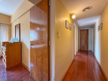 Departamento de tres dormitorios con cochera sobre Av. Pellegrini - Apto crédito