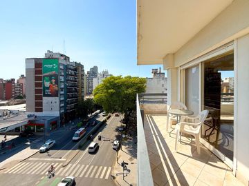 Departamento de tres dormitorios con cochera sobre Av. Pellegrini - Apto crédito