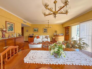 Departamento de tres dormitorios con cochera sobre Av. Pellegrini - Apto crédito