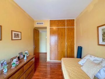 Departamento de tres dormitorios con cochera sobre Av. Pellegrini - Apto crédito