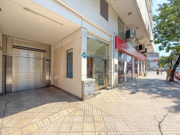 Departamento de tres dormitorios con cochera sobre Av. Pellegrini - Apto crédito