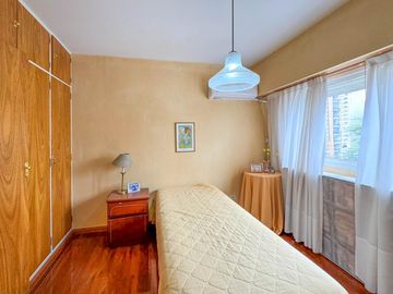 Departamento de tres dormitorios con cochera sobre Av. Pellegrini - Apto crédito